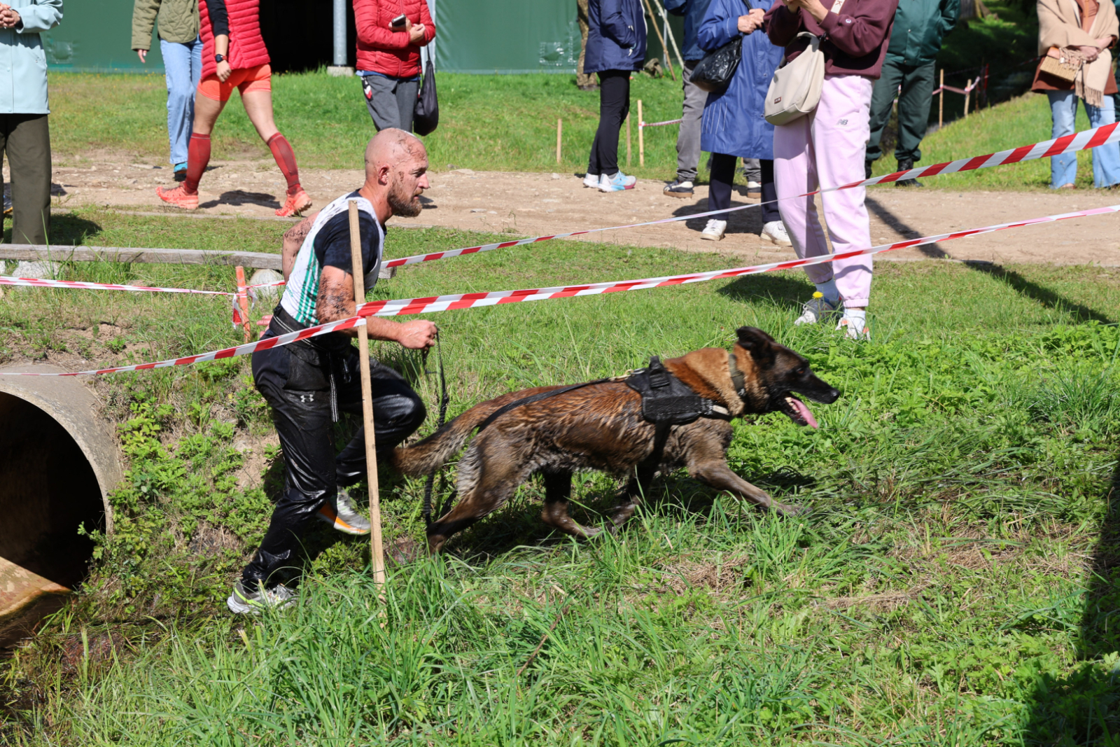Stiprākie kinologi un dienesta suņi sacenšas biatlonā