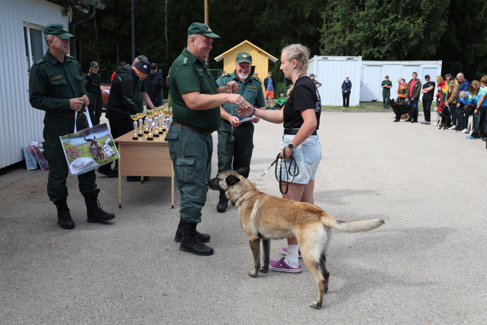 Stiprākie kinologi un dienesta suņi sacenšas biatlonā