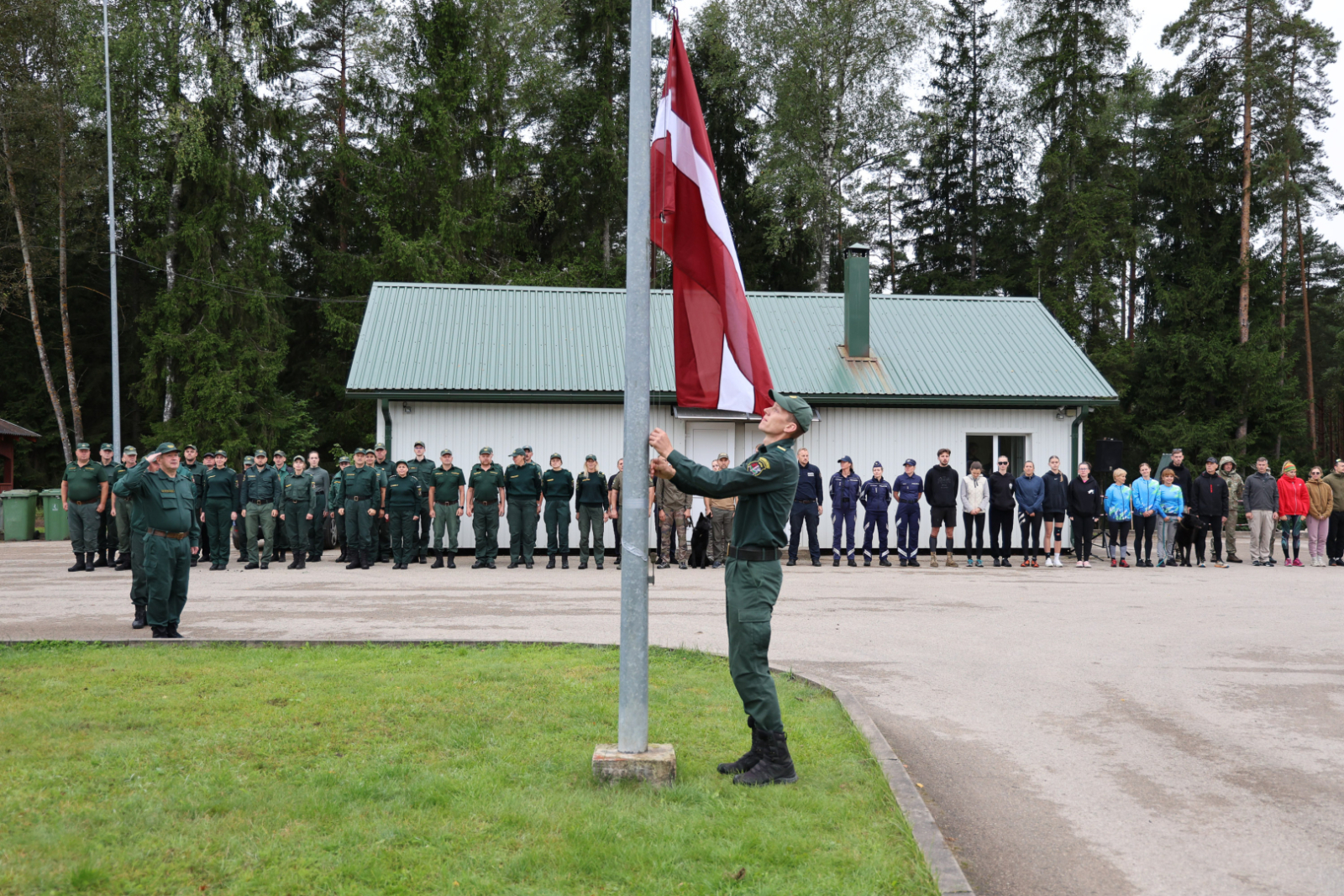 Stiprākie kinologi un dienesta suņi sacenšas biatlonā