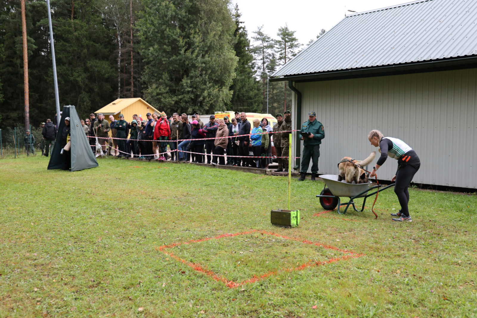 Stiprākie kinologi un dienesta suņi sacenšas biatlonā
