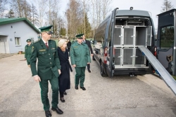 Valsts robežsardzes koledža saņēma mikroautobusus suņu pārvadāšanai