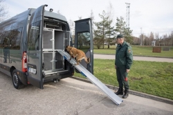 Valsts robežsardzes koledža saņēma mikroautobusus suņu pārvadāšanai