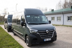 Valsts robežsardzes koledža saņēma mikroautobusus suņu pārvadāšanai
