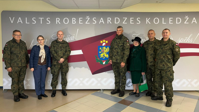 Čenstohovas vicemērs dāvina “Neatkarības Krusta” kopiju Robežsardzes muzejam