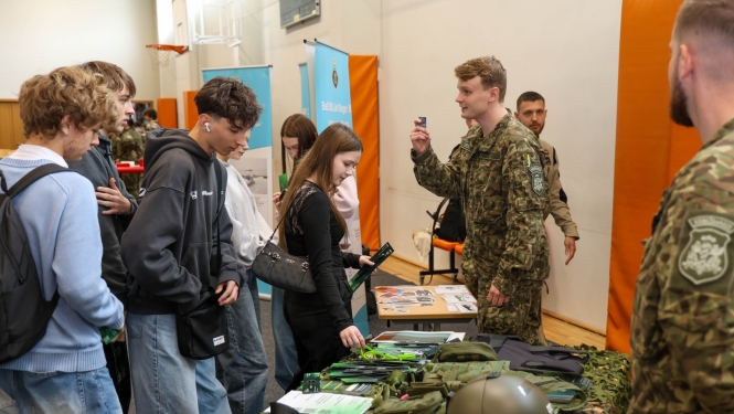 Robežsargi no Valsts robežsardzes koledžas un Valsts robežsardzes Aviācijas un speciālo operāciju pārvaldes viesojās skolā