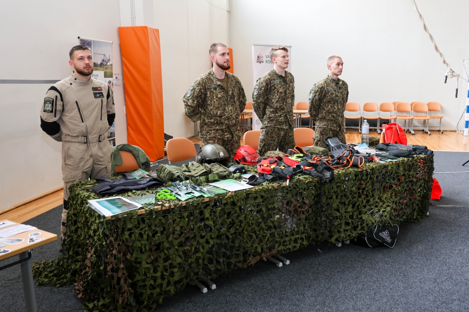 Robežsargi no Valsts robežsardzes koledžas un Valsts robežsardzes Aviācijas un speciālo operāciju pārvaldes viesojās skolā