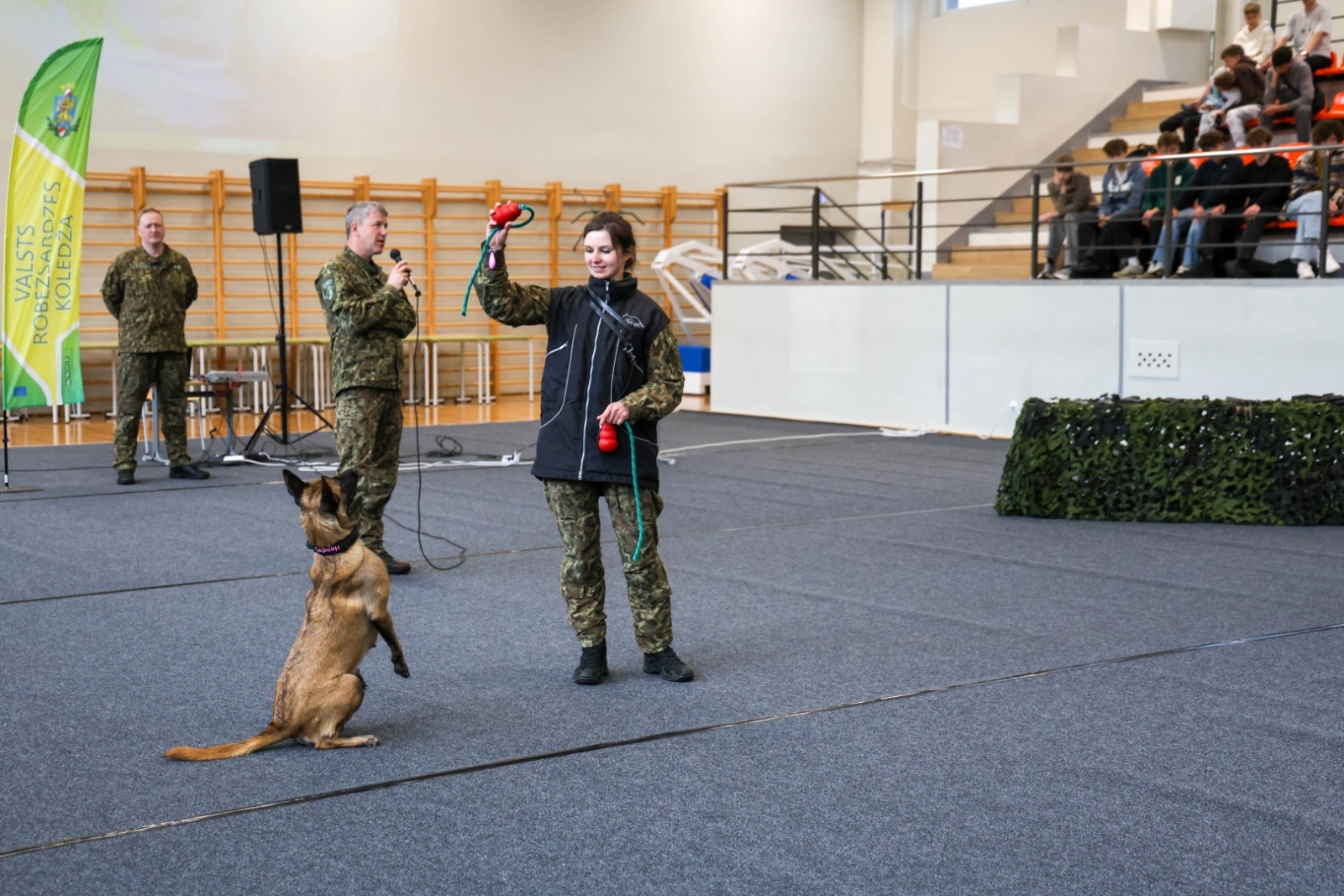 Robežsargi no Valsts robežsardzes koledžas un Valsts robežsardzes Aviācijas un speciālo operāciju pārvaldes viesojās skolā