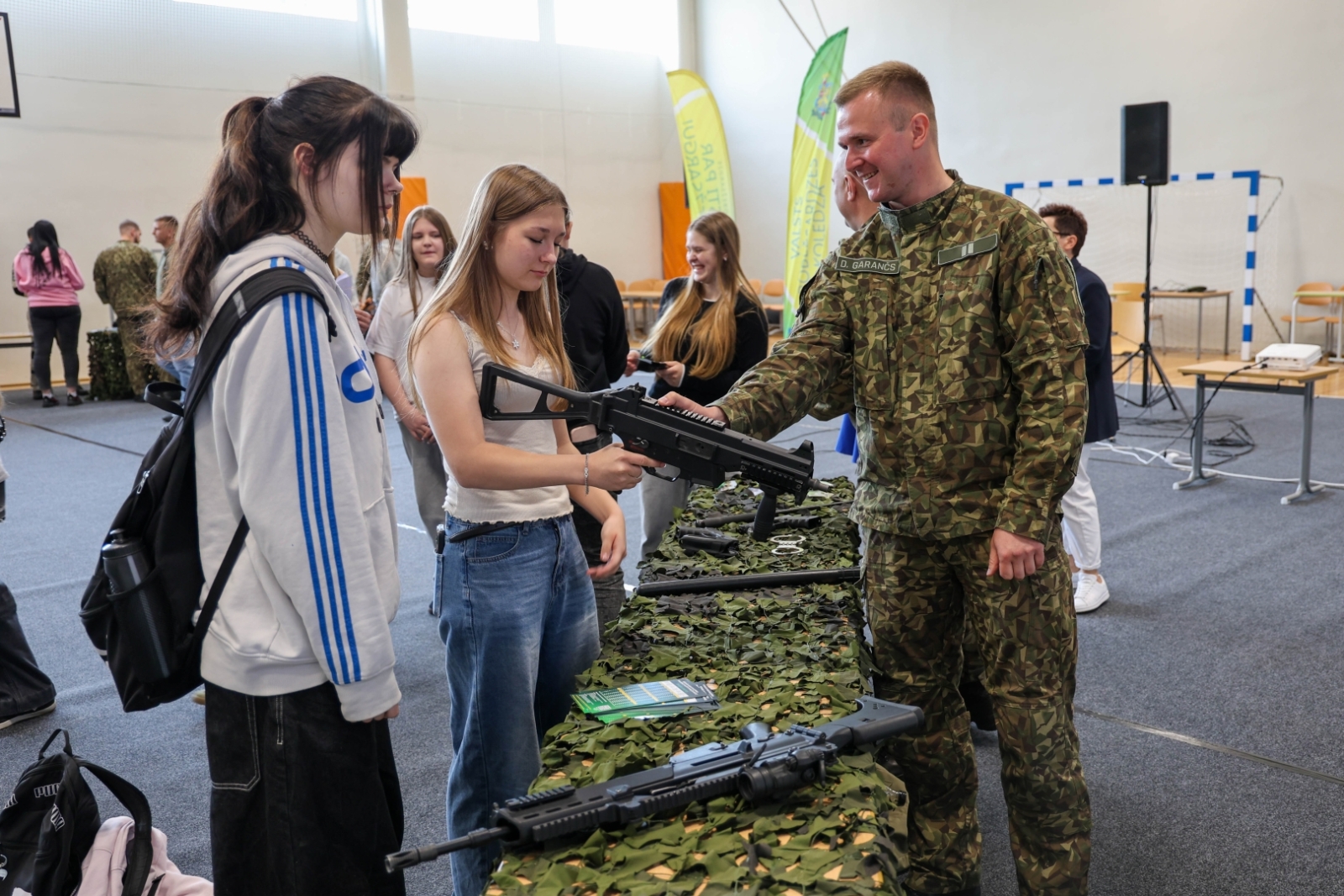Robežsargi no Valsts robežsardzes koledžas un Valsts robežsardzes Aviācijas un speciālo operāciju pārvaldes viesojās skolā