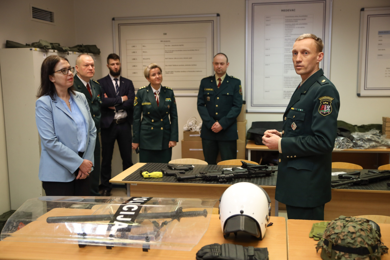 28.martā vizītes ietvaros Valsts robežsardzes koledžu apmeklēja Izraēlas vēstniece Latvijas Republikā Sandra Simoviča ar delegāciju.