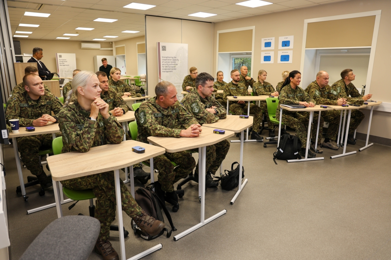 Valsts robežsardzes koledžā norisinājās dokumentu viltojumu atklāšanas apmācības foto