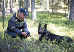 Kinologi un dienesta suņi demonstrē prasmes XXIV Valsts robežsardzes sacensībās Nr.2