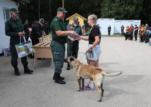 Stiprākie kinologi un dienesta suņi sacenšas biatlonā