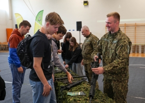 Robežsargi no Valsts robežsardzes koledžas un Valsts robežsardzes Aviācijas un speciālo operāciju pārvaldes viesojās skolā