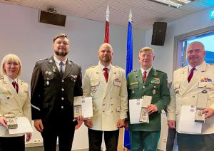 Valsts robežsardzes koledžas direktors pulkvedis Mariks Petrušins saņem Valsts ugunsdzēsības glābšanas dienesta  apbalvojumu - jubilejas goda zīmi "Latvijas ugunsdzēsībai 160"