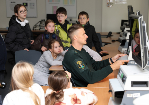 Valsts robežsardzes koledža uzņem skolēnus Karjeras nedēļas laikā