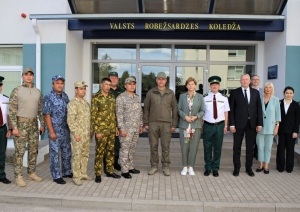 Ārlietu ministre Baiba Braže reģionālajā vizītē apmeklē Valsts robežsardzes koledžu Nr.2