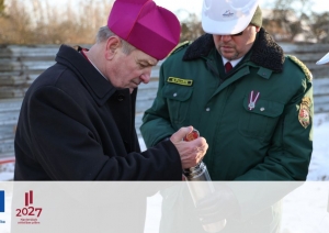 Rēzeknē svinīgi iemūrēta vēstījuma kapsula Kinoloģijas centra pamatos Nr.5