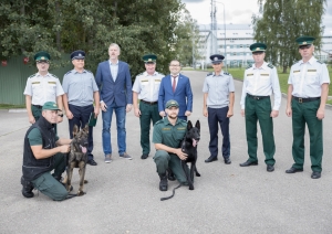 Moldovas Robežpolicijai nodoti divi kucēni