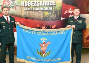 Valsts robežsardzes koledža saņēma dāvinājumu – Valsts robežsardzes Aviācijas pārvaldes karogu