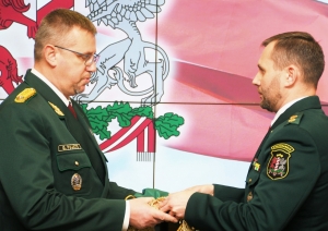 Valsts robežsardzes koledža saņēma dāvinājumu – Valsts robežsardzes Aviācijas pārvaldes karogu