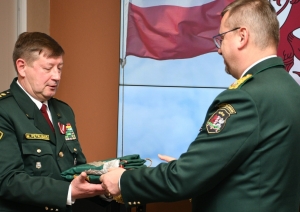 Valsts robežsardzes koledža saņēma dāvinājumu – Valsts robežsardzes Aviācijas pārvaldes karogu