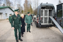 ﻿Valsts robežsardzes koledža saņēma mikroautobusus suņu pārvadāšanai