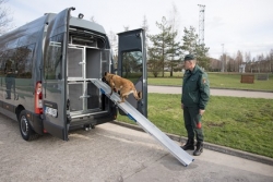 ﻿Valsts robežsardzes koledža saņēma mikroautobusus suņu pārvadāšanai