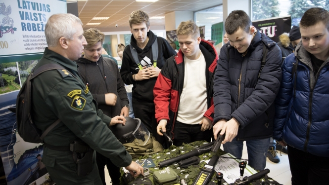 Valsts robežsardzes koledžas pārstāvji informēja par robežsarga profesijas specifiku