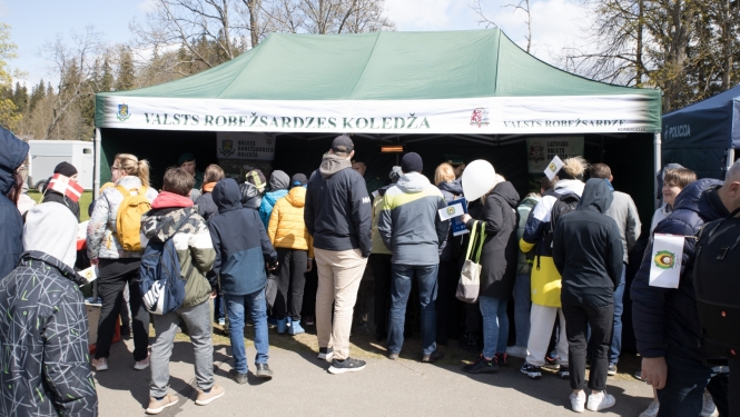 Robežsargi ar informatīvo telti viesojās Alūksnē