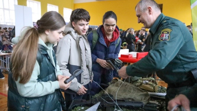 izglītības  izstādes “Iedvesmojies izglītībai!” VRK informatīvais foto