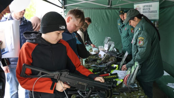Valsts robežsardzes koledža piedalījās 4.maija militārajā parādē