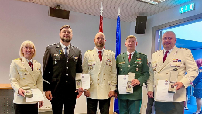 Valsts robežsardzes koledžas direktors pulkvedis Mariks Petrušins saņem Valsts ugunsdzēsības glābšanas dienesta  apbalvojumu - jubilejas goda zīmi "Latvijas ugunsdzēsībai 160"