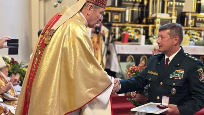 Valsts robežsardzes koledžas direktors sveic bīskapu Jāni Buli 75 gadu jubilejā