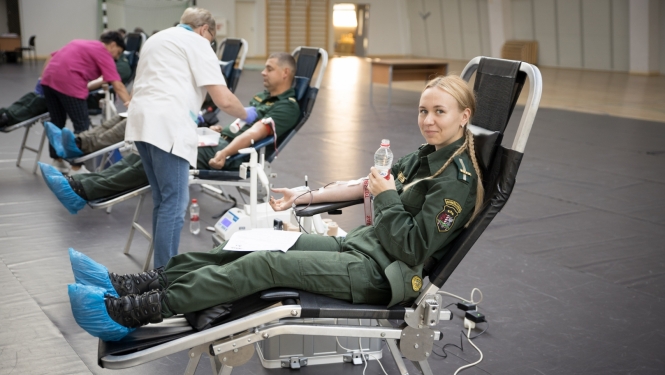 Donoru dienā Valsts robežsardzes koledžas personāls ziedo asinis vismaz 130 cilvēku dzīvību glābšanai