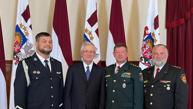 iem-koledzu-direktori-sveica-valstiskuma balvas-sanemeju