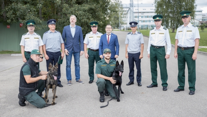 Moldovas Robežpolicijai nodoti divi kucēni