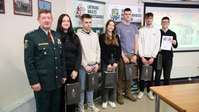 Erudīcijas spēles uzvarētāji ciemojās Valsts robežsardzes koledžā Nr.18