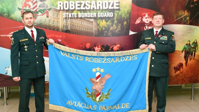 Valsts robežsardzes koledža saņēma dāvinājumu – Valsts robežsardzes Aviācijas pārvaldes karogu