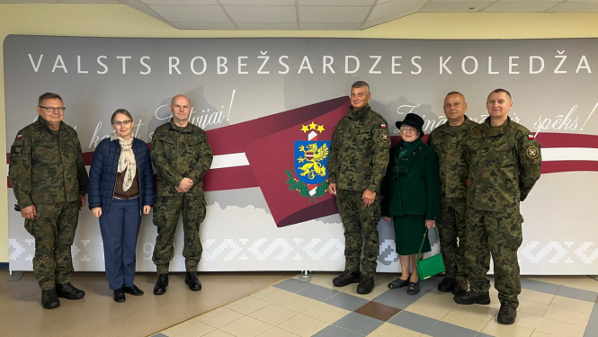 Čenstohovas vicemērs dāvina “Neatkarības Krusta” kopiju Robežsardzes muzejam