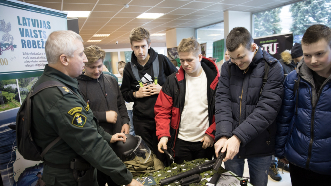 Valsts robežsardzes koledžas pārstāvji informēja par robežsarga profesijas specifiku