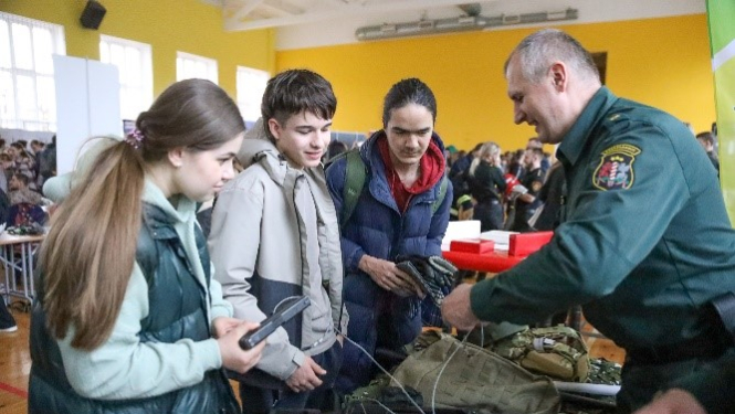 izglītības  izstādes “Iedvesmojies izglītībai!” VRK informatīvais foto