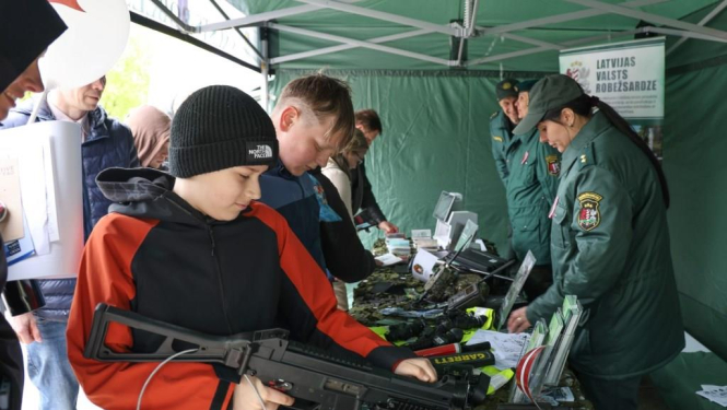 Valsts robežsardzes koledža piedalījās 4.maija militārajā parādē