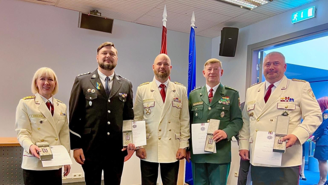 Valsts robežsardzes koledžas direktors pulkvedis Mariks Petrušins saņem Valsts ugunsdzēsības glābšanas dienesta  apbalvojumu - jubilejas goda zīmi "Latvijas ugunsdzēsībai 160"