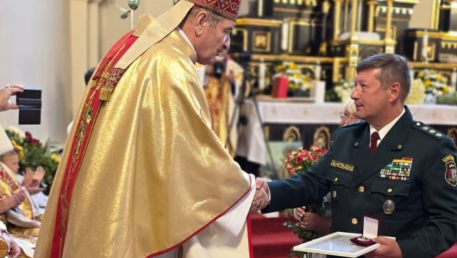 Valsts robežsardzes koledžas direktors sveic bīskapu Jāni Buli 75 gadu jubilejā