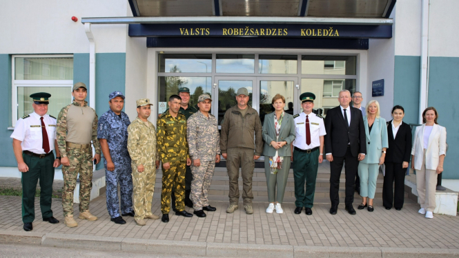 Ārlietu ministre Baiba Braže reģionālajā vizītē apmeklē Valsts robežsardzes koledžu Nr.2