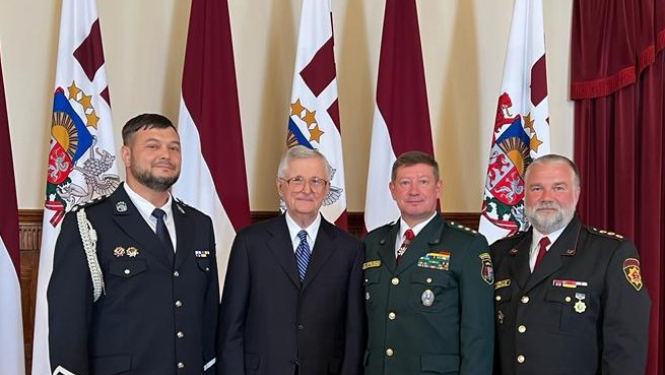 iem-koledzu-direktori-sveica-valstiskuma balvas-sanemeju