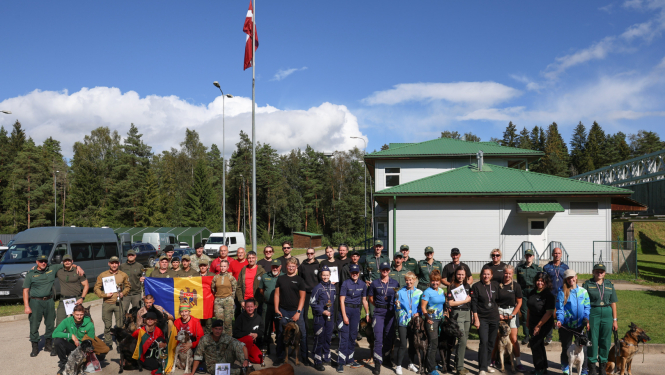 Stiprākie kinologi un dienesta suņi sacenšas biatlonā