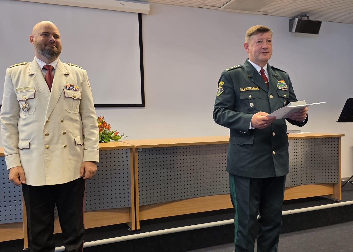 Valsts robežsardzes koledžas direktors pulkvedis Mariks Petrušins saņem Valsts ugunsdzēsības glābšanas dienesta apbalvojumu - jubilejas goda zīmi "Latvijas ugunsdzēsībai 160"