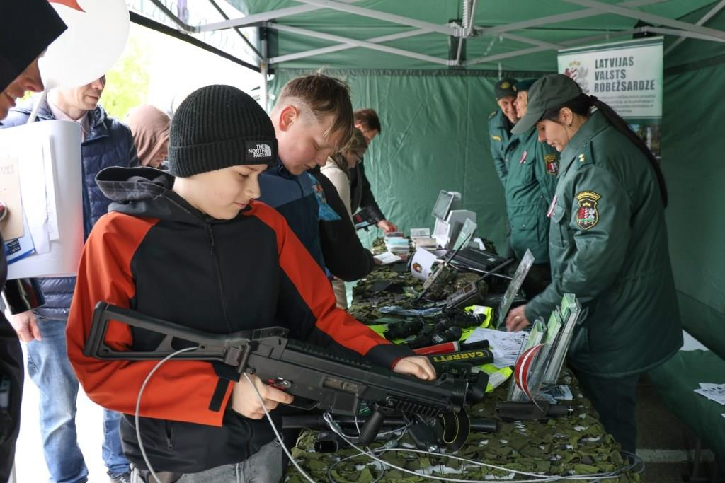 Valsts robežsardzes koledža piedalījās 4.maija militārajā parādē