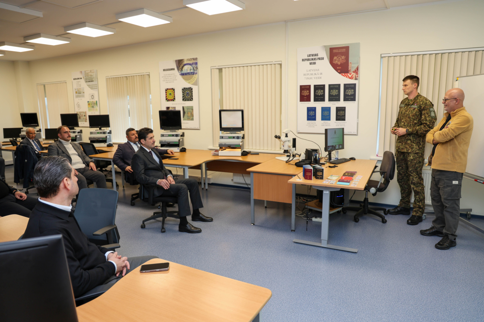 Valsts robežsardzes vizītes ietvaros Valsts robežsardzes koledžu apmeklē Eiropas Savienības padomdevēju Misijas Irākā organizēta Irākas tiesībsargājošo institūciju pārstāvju delegācija
